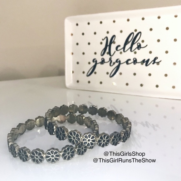 SALE🖤 Pretty Bangle Bracelets with Flower Design. - Picture 1 of 2